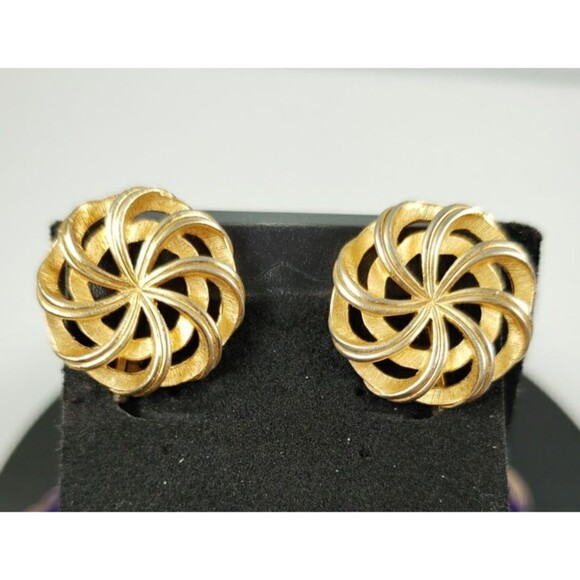 Vintage Signed Crown Trifari Gold Tone Round Pinwheel Clip-On Earrings - Picture 1 of 11